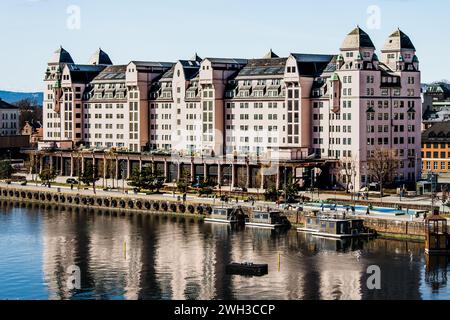 L'hôtel de ville jumeau d'Oslo, en Norvège, au coucher du soleil. Banque D'Images