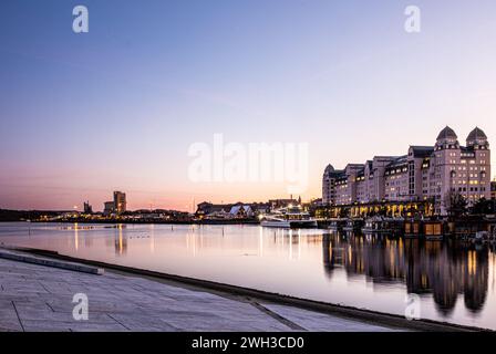 L'hôtel de ville jumeau d'Oslo, en Norvège, au coucher du soleil. Banque D'Images