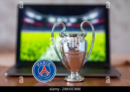 3 janvier 2024, Londres, Royaume-Uni. Emblème du club de football participant aux éliminatoires de l'UEFA Champions League Paris Saint-Germain F.C. Banque D'Images