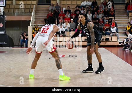 Le joueur de Monaco #32 Matthew Strazel et le joueur de Villeurbanne #11 Edwin Jackson sont vus en action lors du match Betclic Elite entre L’AS Monaco et l’ASVEL Lyon Villeurbanne dans la salle Gaston-Medecin à Monaco. Score final : AS MONACO 89 - 71 LDLC ASVEL Lyon Villeurbanne. Banque D'Images