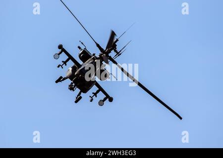 Hélicoptère d'attaque Boeing AH-64D Apache en vol. Pays-Bas - 16 septembre 2023 Banque D'Images