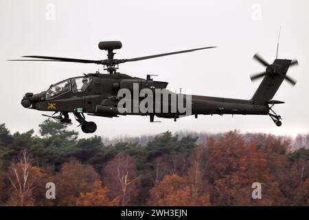 Boeing AH-64E Apache Guardian Longbow hélicoptère d'attaque du 3-17th Cavalry (Fort Stewart) de l'armée AMÉRICAINE en amont pendant l'opération Atlantic Resolve rotation. Banque D'Images