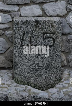 Mur de pierre placé avec des pierres carrées numéro 4,5 Banque D'Images