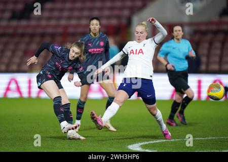 Jess Park de Manchester City (à gauche) tente un tir au but lors du quart de finale de la Continental Tyres League Cup féminin de la FA à Brisbane Road, Londres. Date de la photo : mercredi 7 février 2024. Banque D'Images