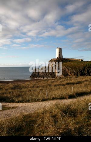 Goleudy Tŵr Mawr on Ynys Llanddwyn, Llanddwyn Island, Anglesey, pays de Galles du Nord. Banque D'Images