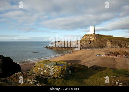 Goleudy Tŵr Mawr on Ynys Llanddwyn, Llanddwyn Island, Anglesey, pays de Galles du Nord. Banque D'Images