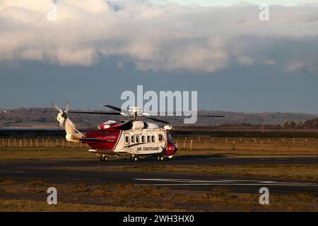 Hélicoptère de recherche et sauvetage Sikorsky S-92, qui fait partie de l'équipe des garde-côtes HM à l'aéroport de Caernarfon, Gwynedd, dans le nord du pays de Galles Banque D'Images