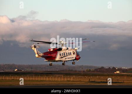 Hélicoptère de recherche et sauvetage Sikorsky S-92, qui fait partie de l'équipe des garde-côtes HM à l'aéroport de Caernarfon, Gwynedd, dans le nord du pays de Galles Banque D'Images