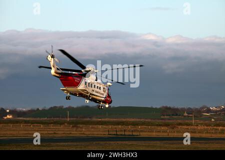 Hélicoptère de recherche et sauvetage Sikorsky S-92, qui fait partie de l'équipe des garde-côtes HM à l'aéroport de Caernarfon, Gwynedd, dans le nord du pays de Galles Banque D'Images