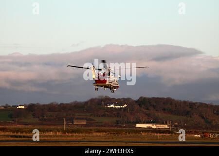 Hélicoptère de recherche et sauvetage Sikorsky S-92, qui fait partie de l'équipe des garde-côtes HM à l'aéroport de Caernarfon, Gwynedd, dans le nord du pays de Galles Banque D'Images