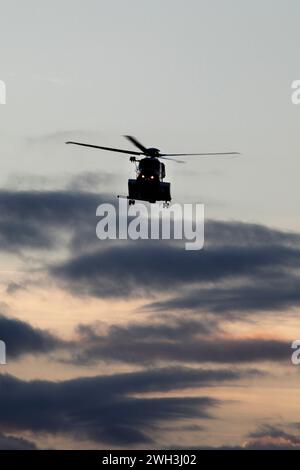 Hélicoptère de recherche et sauvetage Sikorsky S-92, qui fait partie de l'équipe des garde-côtes HM à l'aéroport de Caernarfon, Gwynedd, dans le nord du pays de Galles Banque D'Images