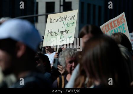 Hambourg, Allemagne, 09 15 2023 - vendredi pour l'avenir, démonstration des étudiants à Hambourg. Les étudiants sont allés dans la rue pour faire grève et exiger que les politiciens le fassent Banque D'Images