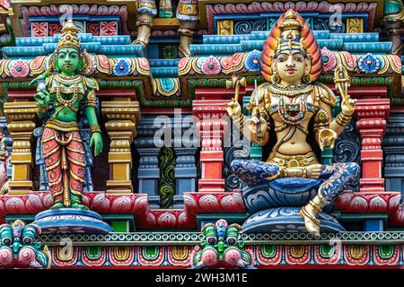 Décorations colorées et statues, temple hindou, Bangkok. Banque D'Images