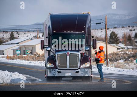 Caltrans établit des points de contrôle de la chaîne sur l'U.S. 395 comme celui-ci à Bridgeport, Mono County, CA, USA pendant les tempêtes de neige. Banque D'Images