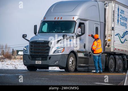 Caltrans établit des points de contrôle de la chaîne sur l'U.S. 395 comme celui-ci à Bridgeport, Mono County, CA, USA pendant les tempêtes de neige. Banque D'Images