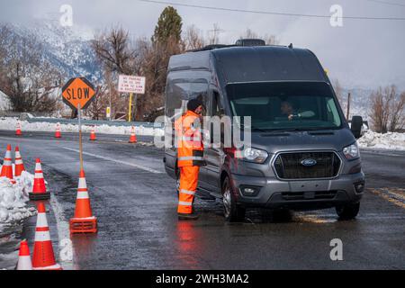 Caltrans établit des points de contrôle de la chaîne sur l'U.S. 395 comme celui-ci à Bridgeport, Mono County, CA, USA pendant les tempêtes de neige. Banque D'Images