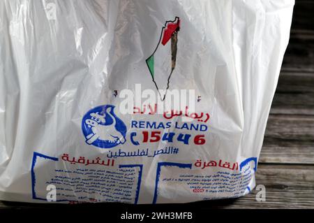 Le Caire, Egypte, 5 février 2024 : Remas Land for Food Industries, avec solidarité avec la Palestine et le drapeau palestinien sur les produits, pour le prod laitier Banque D'Images