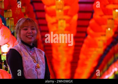 Le 7 février 2024, à Katmandou, Népal. Une jeune fille pose pour la photo dans une ruelle décorée de lanternes tout en participant à un festival printanier ou lunaire marquant le « nouvel an chinois » dans la capitale, organisé par l’ambassade de Chine au Népal. Le nouvel an chinois est associé à plusieurs mythes et coutumes. La nouvelle année marque la fin de la saison hivernale et le début de la saison printanière. Les gens en Chine et dans le monde entier décorent leurs maisons avec des lanternes. Le festival honore traditionnellement les divinités ainsi que les ancêtres, tout en croyant en un moyen d'accueillir la chance entrante. (P Banque D'Images