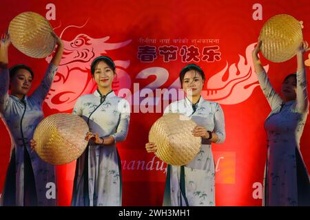 Le 7 février 2024, à Katmandou, Népal. Un groupe de filles en tenue traditionnelle exécutent une danse chinoise symbolique tout en participant à un festival printanier ou lunaire marquant le « nouvel an chinois » dans la capitale, organisé par l’ambassade de Chine au Népal. Le nouvel an chinois est associé à plusieurs mythes et coutumes. La nouvelle année marque la fin de la saison hivernale et le début de la saison printanière. Les gens en Chine et dans le monde entier décorent leurs maisons avec des lanternes. Le festival honore traditionnellement les divinités ainsi que les ancêtres, tout en croyant en une façon d'accueillir les bons entrants Banque D'Images