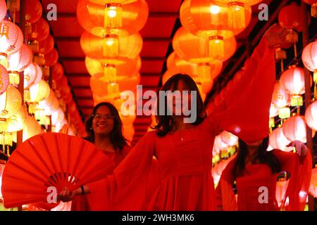 Le 7 février 2024, à Katmandou, Népal. Un groupe de filles en tenue traditionnelle pratique en coulisses dans une ruelle décorée de lanternes avant leur représentation tout en participant à un festival printanier ou lunaire marquant le « nouvel an chinois » dans la capitale, organisé par l’ambassade de Chine au Népal. Le nouvel an chinois est associé à plusieurs mythes et coutumes. La nouvelle année marque la fin de la saison hivernale et le début de la saison printanière. Les gens en Chine et dans le monde entier décorent leurs maisons avec des lanternes. Le festival honore traditionnellement les divinités ainsi que les ancêtres, tandis que Banque D'Images