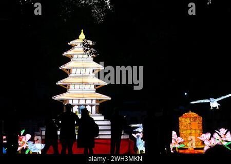 Le 7 février 2024, à Katmandou, Népal. Les temples historiques du Népal conservés comme décoration sont représentés lors d'un festival printanier ou lunaire marquant le « nouvel an chinois » dans la capitale, organisé par l'ambassade de Chine au Népal. Le nouvel an chinois est associé à plusieurs mythes et coutumes. La nouvelle année marque la fin de la saison hivernale et le début de la saison printanière. Les gens en Chine et dans le monde entier décorent leurs maisons avec des lanternes. Le festival honore traditionnellement les divinités ainsi que les ancêtres, tout en croyant en un moyen d'accueillir la chance entrante. (Photo de Abhishek M Banque D'Images