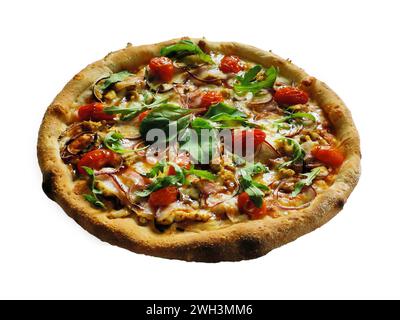 Pizza italienne classique Margherita avec poulet, tomates cerises et épinards isolé sur fond blanc Banque D'Images