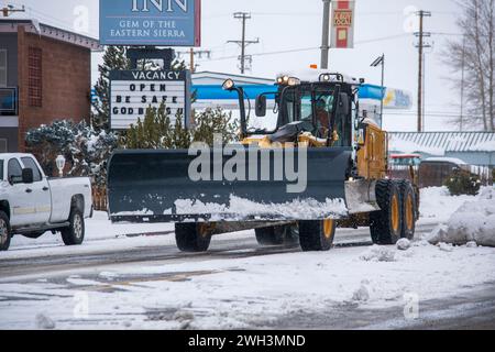 Caltrans établit des points de contrôle de la chaîne sur l'U.S. 395 comme celui-ci à Bridgeport, Mono County, CA, USA pendant les tempêtes de neige. Banque D'Images