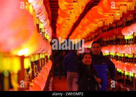 Le 7 février 2024, à Katmandou, Népal. Le grand public prend des photos dans une ruelle décorée de lanternes tout en participant à un festival printanier ou lunaire marquant le « nouvel an chinois » dans la capitale, organisé par l’Ambassade de Chine au Népal. Le nouvel an chinois est associé à plusieurs mythes et coutumes. La nouvelle année marque la fin de la saison hivernale et le début de la saison printanière. Les gens en Chine et dans le monde entier décorent leurs maisons avec des lanternes. Le festival honore traditionnellement les divinités ainsi que les ancêtres, tout en croyant en une façon d'accueillir le bon luc entrant Banque D'Images