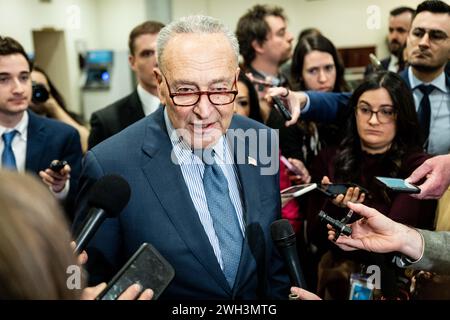 Washington, États-Unis. 07 février 2024. Le chef de la majorité au Sénat, Chuck Schumer (d-NY), parlant avec des journalistes au Capitole des États-Unis. (Photo de Michael Brochstein/Sipa USA) crédit : Sipa USA/Alamy Live News Banque D'Images