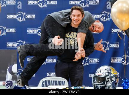 Le Wrestling Hall of Famer BILL GOLDBERG est soulevé par son fils GAGE GOLDBERG pendant la journée de signature de la bourse d'études. Le jeune Goldberg signe pour jouer à l'Université du Colorado sous la direction de l'entraîneur-chef DEION SANDERS. Banque D'Images