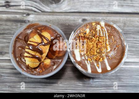 Profiteroles au chocolat crémeux, avec mini croissant farci au chocolat, sauce, beurre d'arachide, amandes, profiteroles sont des choux à la crème, fourrés français Banque D'Images