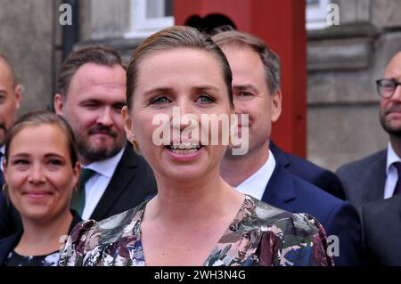 Copenhague /Danemark./ 27June 2019/Mme Mette Frederiksen Nouveau Premier ministre du Danemark goiement social-démocrate solo après 40 ans, elle présente son équipe de ministre à H.M. la Reine Margrethe II du Danemark peut être un autre membre de la famille royale au Palais Aamelineborg et plus tard elle présente son nouveau ministre de la presse et de la nation Devant le papace d'Amalienborg à Copenhague, au Danemark, elle a 6 femmes ministre dans son équipe. Certains miniter sont de nouveaux visages dans l'équipe de minter, la nouvelle ministre priem Memocrat sociale Mme mette Frederiisken et l'équipe de ministre en face du Palais d'Amalienborg dans la capitale danoise. Banque D'Images