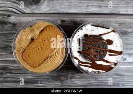 Le Caire, Egypte, 5 février 2024 : mousse de biscuit crémeux Lotus et Oreo avec sauce au chocolat, avec gâteau au fudge par Remas Land, une mousse est un f préparé mou Banque D'Images