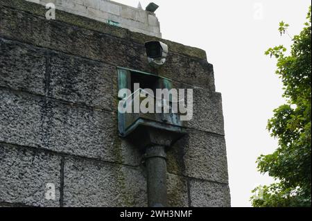 Une caméra de vidéosurveillance sur un mur d'église en Irlande. Gros plan. Banque D'Images