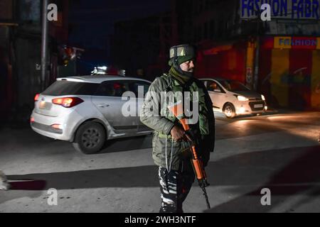 Un soldat paramilitaire prend position près du site d'une fusillade à Srinagar. Mercredi soir, des militants ont tiré sur deux travailleurs non locaux, faisant un mort et un autre grièvement blessé. Banque D'Images