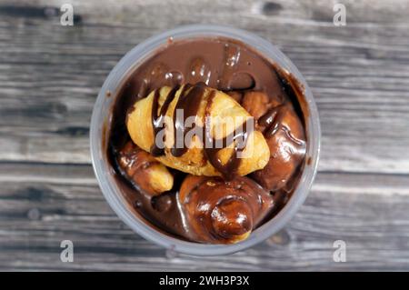 Profiterole au chocolat, avec mini croissant farci au chocolat, sauce, beurre de cacahuète, profiteroles sont des choux choux farcis à la crème, boulette à pâtisserie française Banque D'Images