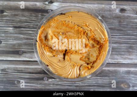 Biscuit et biscuit crème mousse, avec gâteau au fudge et crème mousse, une mousse est un aliment préparé moelleux qui incorpore des bulles d'air pour lui donner une lumière Banque D'Images