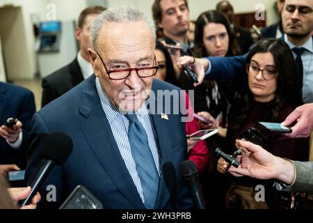 Washington, États-Unis. 07 février 2024. Le chef de la majorité au Sénat Chuck Schumer (d-NY) parle aux journalistes au Capitole des États-Unis. Crédit : SOPA images Limited/Alamy Live News Banque D'Images