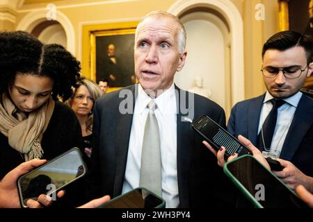 Washington, États-Unis. 07 février 2024. Le sénateur américain Thom Tillis (R-NC) parle aux journalistes au Capitole des États-Unis. Crédit : SOPA images Limited/Alamy Live News Banque D'Images