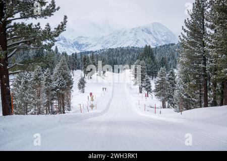 Caltrans laboure la neige sur l'U.S. 395 dans le comté de Mono, CA, pendant et après les tempêtes de neige. Banque D'Images