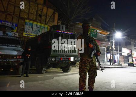 Srinagar, Inde. 7 février 2024. Un soldat paramilitaire prend position près du site d'une fusillade à Srinagar. Mercredi soir, des militants ont tiré sur deux travailleurs non locaux, faisant un mort et un autre grièvement blessé. (Crédit image : © Saqib Majeed/SOPA images via ZUMA Press Wire) USAGE ÉDITORIAL SEULEMENT! Non destiné à UN USAGE commercial ! Banque D'Images