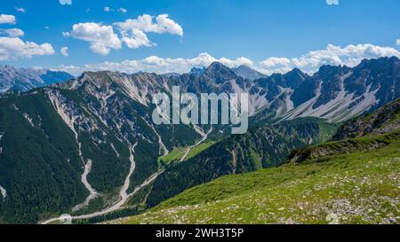 Vue panoramique de la crête depuis Seefelder Spitze en été. Panorama pittoresque des montagnes dans les Alpes de Karwendel au Tyrol, Autriche. Banque D'Images