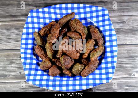 Le Kofta de riz, un plat délicieux et populaire en Egypte, fait avec un beau mélange de viande hachée, de coriandre, de riz écrasé, de persil, d'aneth et frit en profondeur Banque D'Images