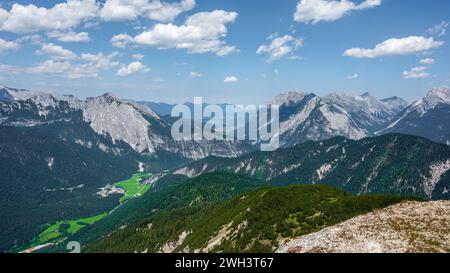 Vue panoramique de la crête depuis Seefelder Spitze en été. Panorama pittoresque des montagnes dans les Alpes de Karwendel au Tyrol, Autriche. Banque D'Images