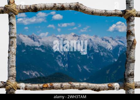 Vue panoramique de la crête depuis Seefelder Spitze en été. Panorama pittoresque des montagnes dans les Alpes de Karwendel au Tyrol, Autriche. Banque D'Images