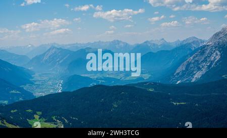 Vue panoramique de la crête depuis Seefelder Spitze en été. Panorama pittoresque des montagnes dans les Alpes de Karwendel au Tyrol, Autriche. Banque D'Images