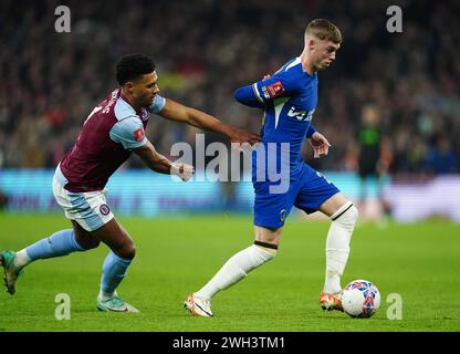 Ollie Watkins d'Aston Villa (à gauche) et Cole Palmer de Chelsea se battent pour le ballon lors du match de replay de la quatrième ronde de la Coupe de FA de l'Emirates à Villa Park, Birmingham. Date de la photo : mercredi 7 février 2024. Banque D'Images