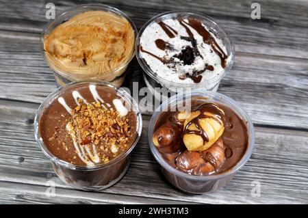 Assortiment de profiteroles crémeux au chocolat, avec mini croissant farci au chocolat, sauce, beurre d'arachide, amandes et mousse de biscuit crémeux au choco Banque D'Images