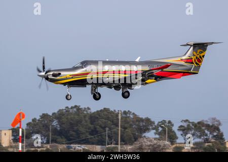 Un Pilatus privé joliment peint PC-12-47E (REG : 9H-OTI) arrivant pour la piste d'atterrissage 31. Banque D'Images