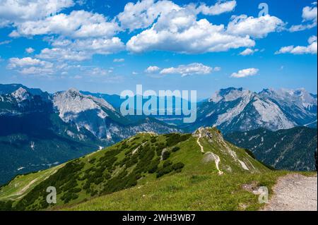 Vue panoramique de la crête depuis Seefelder Spitze en été. Panorama pittoresque des montagnes dans les Alpes de Karwendel au Tyrol, Autriche. Banque D'Images